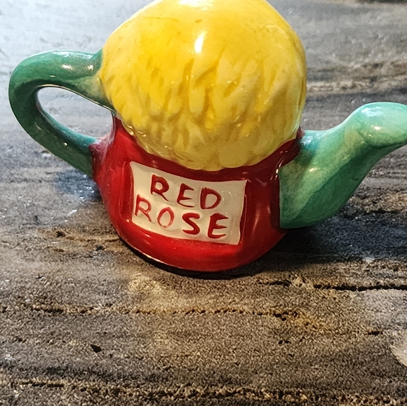 Mini red rose vintage teapots collection - Picture 3 of 7
